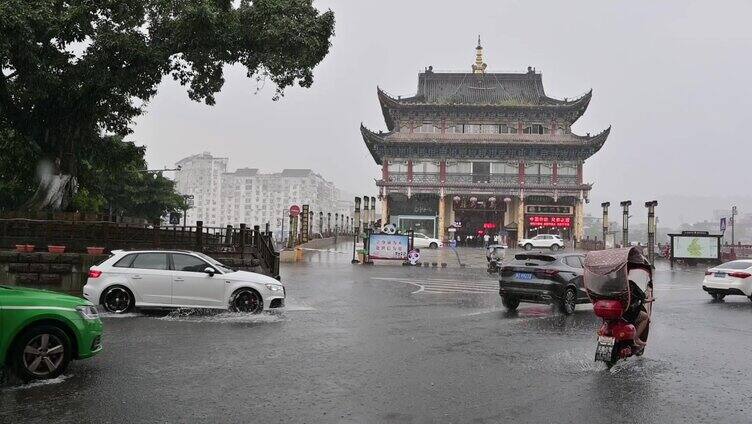 暴雨来临雨城雅安街道下雨积水