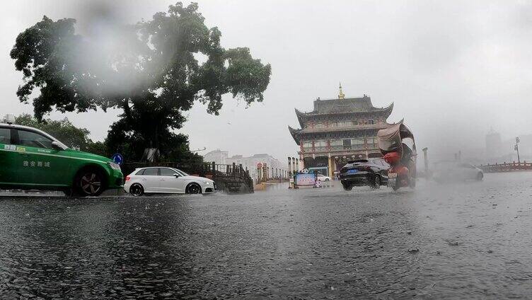 暴雨来临雨城雅安街道下雨积水