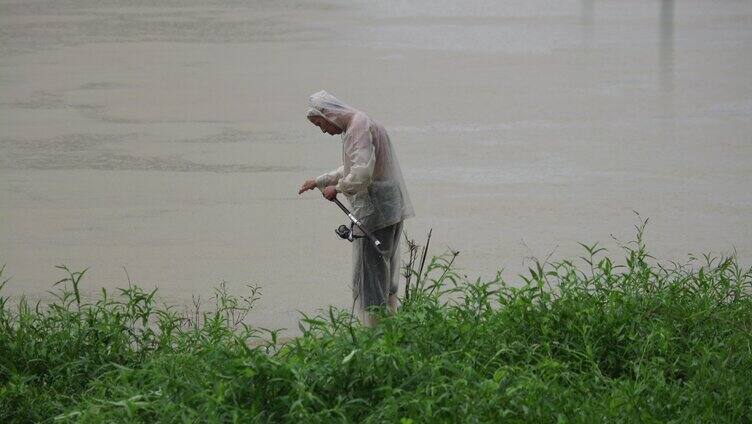 江边钓鱼人抽杆过程