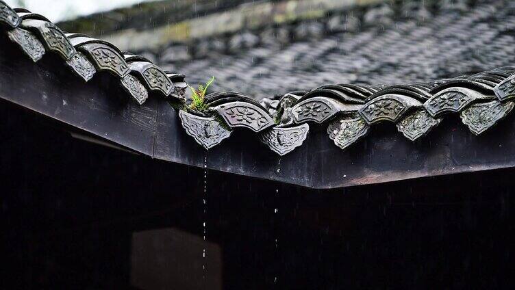 下雨天青瓦房古建筑屋檐水滴