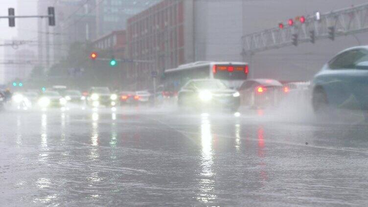 城市大暴雨 狂风暴雨 下雨 强降雨