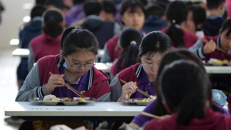 学校食堂学生吃饭就餐