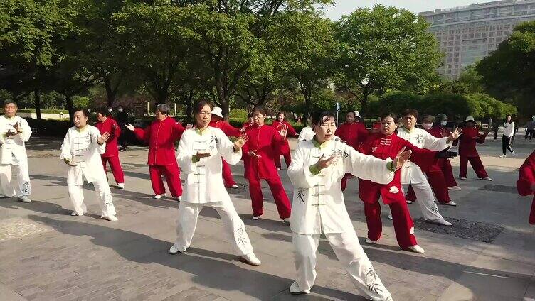 老年太极拳爱好者 在广场练习太极拳