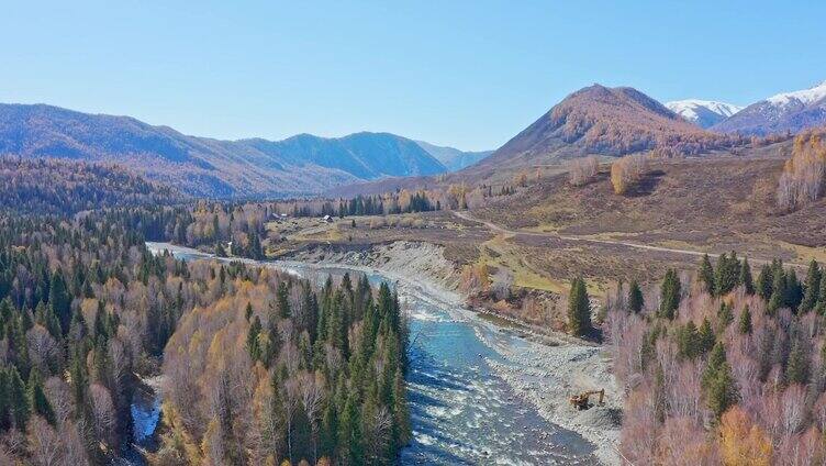 航拍新疆禾木村景区秋色雪山白桦林