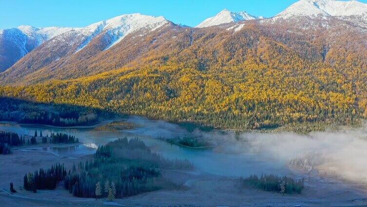 航拍新疆阿勒泰喀纳斯风景区神仙湾秋色