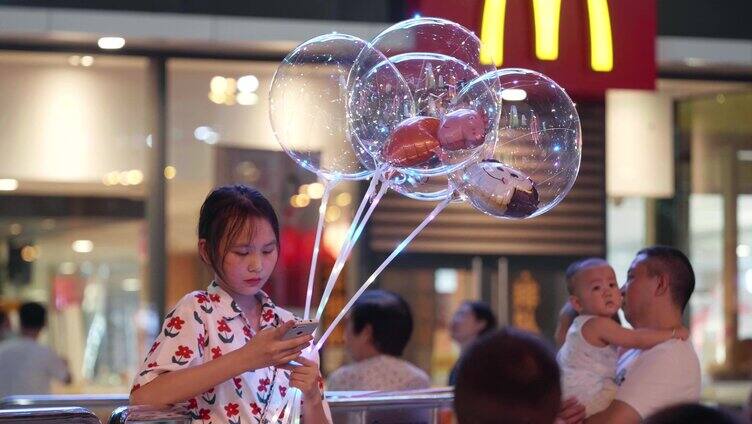 夜晚步行街商圈人流车流人群（慢镜头）