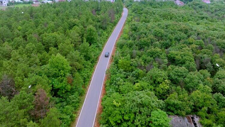 汽车行驶在乡村公路上