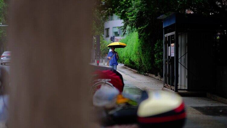 下雨城市街道行人车流