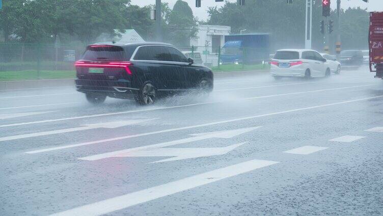 夏天暴雨中在公路上飞驰的车流慢镜特写