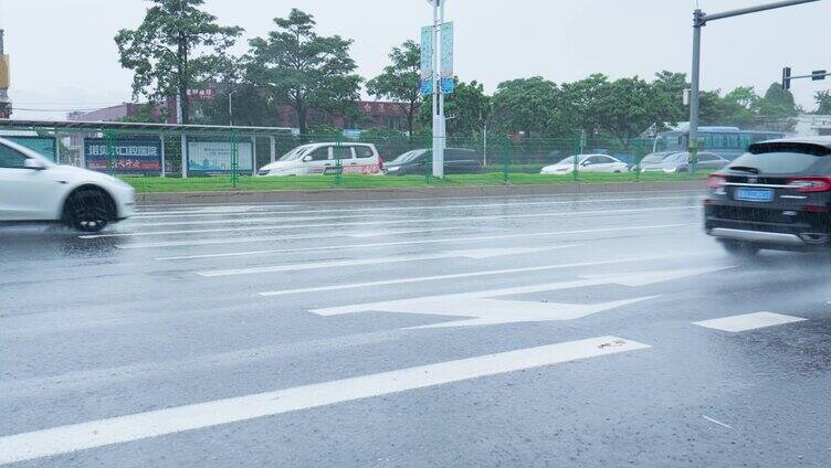 夏天暴雨城市道路大雨滂沱雨景特写慢镜合辑