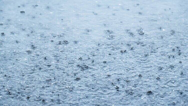 暴雨道路积水泡泡雨特写半速慢镜