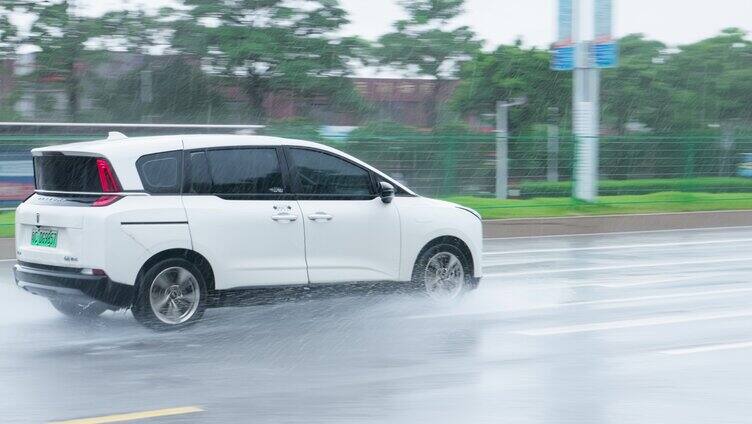 夏天暴雨中在公路上飞驰的车流慢镜特写