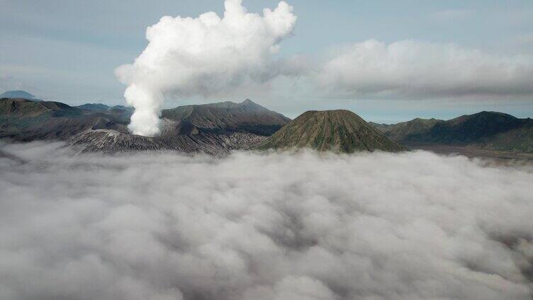 活火山喷发冒烟