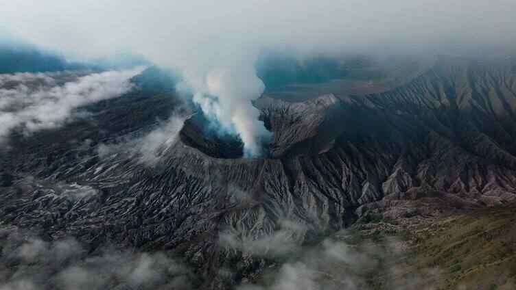 活火山喷发冒烟