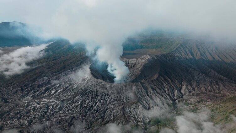 活火山喷发冒烟