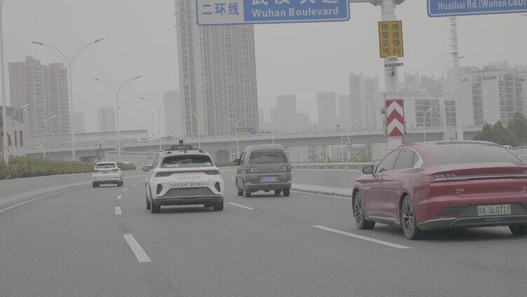 萝卜快跑 无人自动驾驶汽车 行驶在马路上