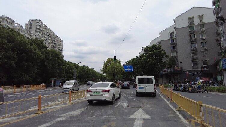 汽车行驶在城市小路