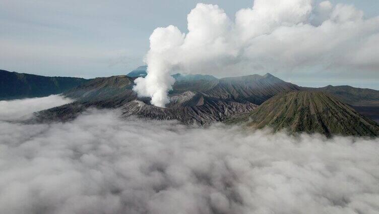 活火山喷发冒烟