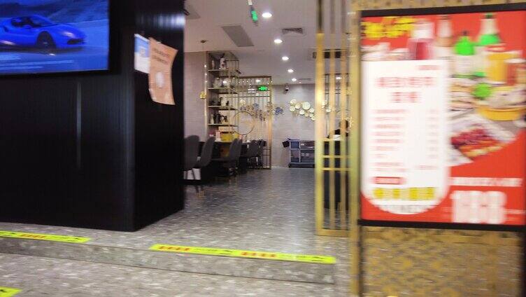 商场餐饮店铺顾客排队用餐