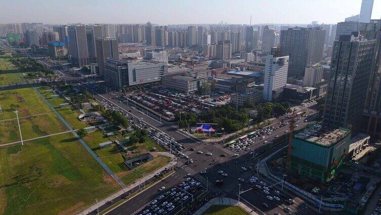 石家庄解放大街十字路口早高峰车流