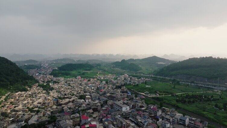 喀斯特地貌中的城市与高铁列车航拍