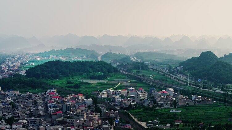 喀斯特地貌中的城市与高铁列车航拍