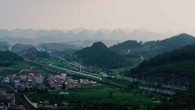 喀斯特地貌中的城市与高铁列车航拍