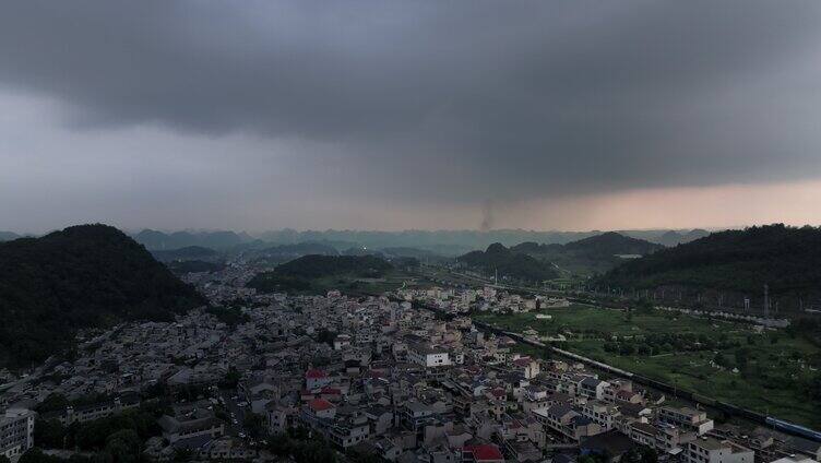 喀斯特地貌中的城市与高铁列车航拍