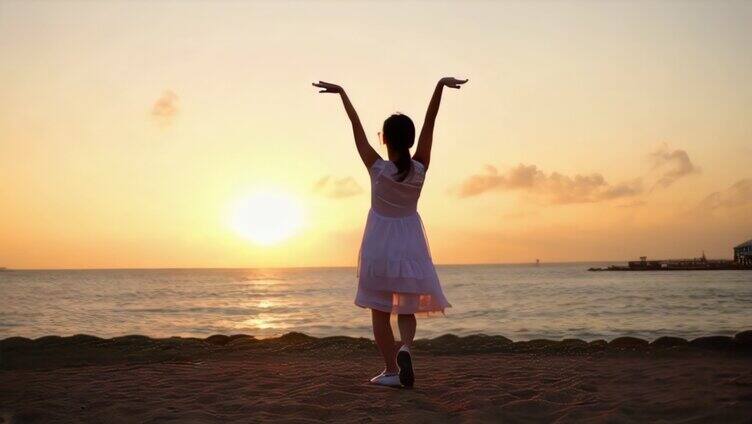 夕阳海边女人舞蹈4K