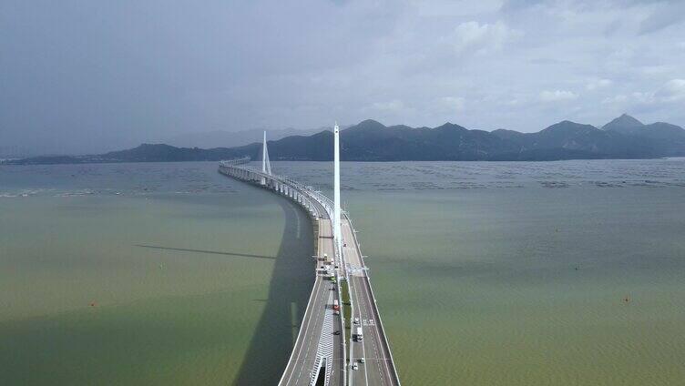 台风摩羯来临前的深圳湾大桥