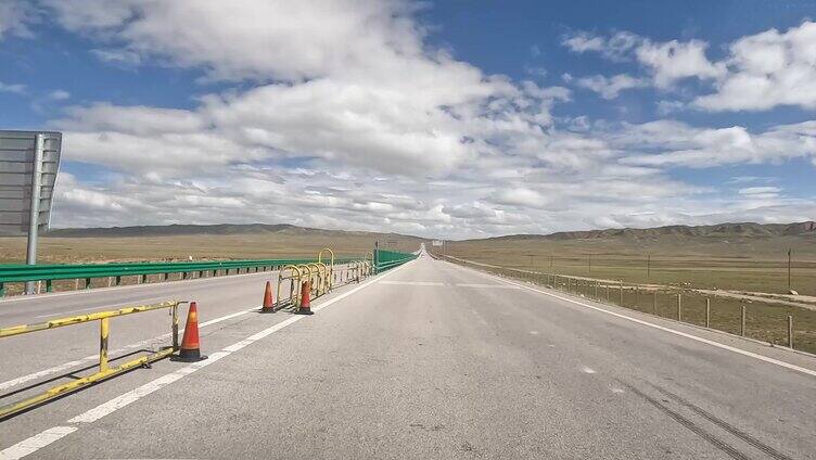 车窗外的风景驾车行驶在青海公路上