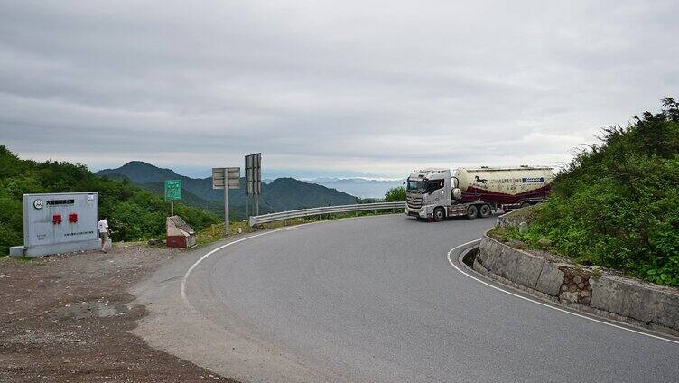 大货车行驶在山区公路