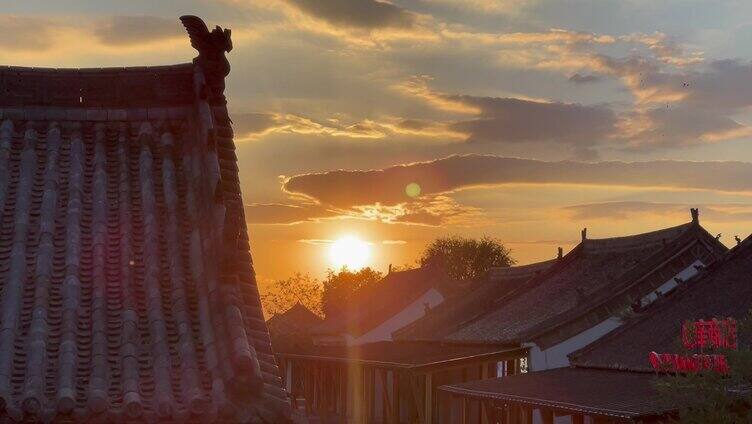 落日余晖下摇古镇屋檐瓦房文旅