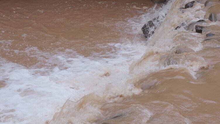 雨季河流湍急