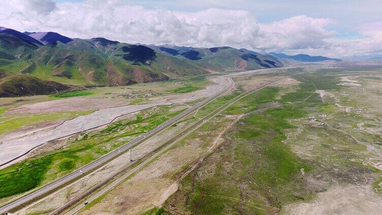 西藏雪山脚下草原上的青藏公路航拍