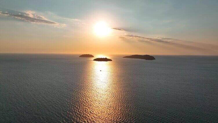 海上日出渔船海岛