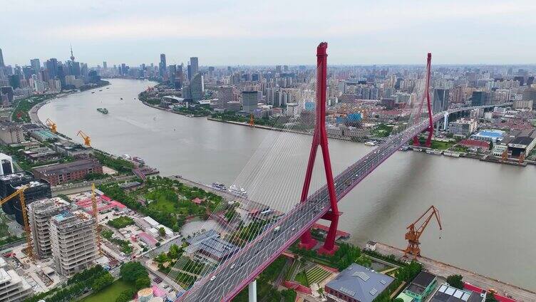 上海市浦东新区杨浦大桥城市车流交通船只船