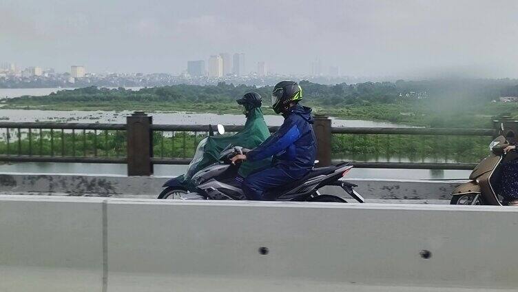 雨中摩托车流 摩托车快速飞驰 交通 骑 