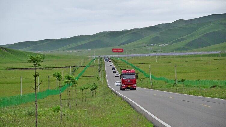 青藏高原川西高原公路上行驶的车辆