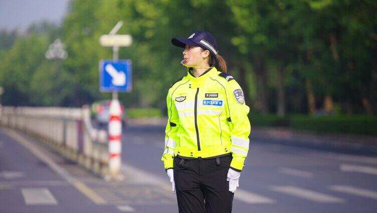 女警指挥交通