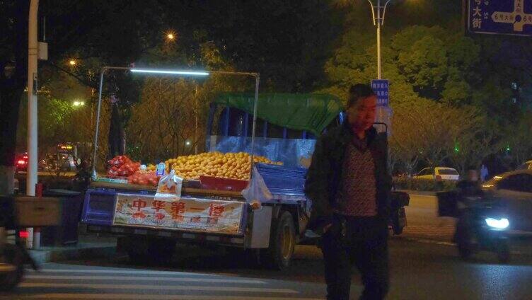 杭州城市夜晚街头汽车车流人流夜景视频素材