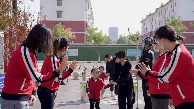 幼儿园   妈妈送孩子上学 孩子挥手再见