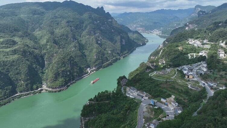 长江三峡黄金水道物流忙