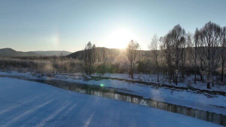 冬季冰河雪林冻雾阳光