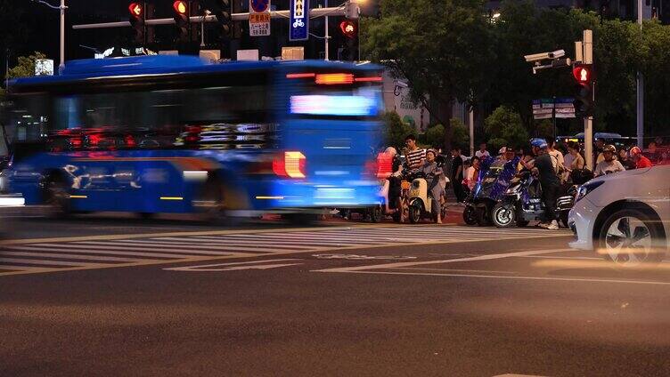 城市夜晚路口车水马龙慢门快节奏生活