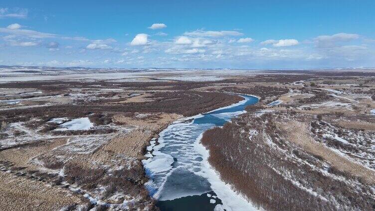 内蒙古早春冰雪消融的河流