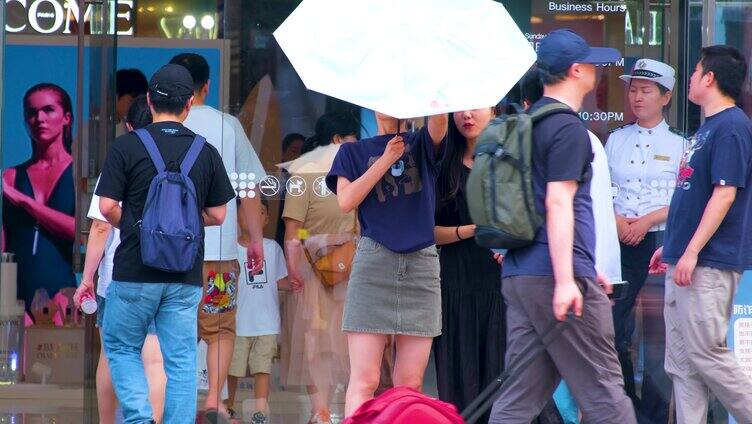 城市夏天暑假街道人群人流街景街拍人文素材