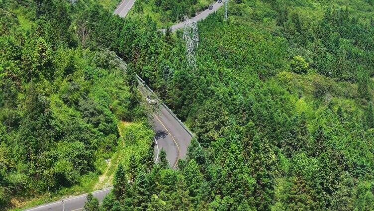 4k车辆在山区公路沿山公路上行驶