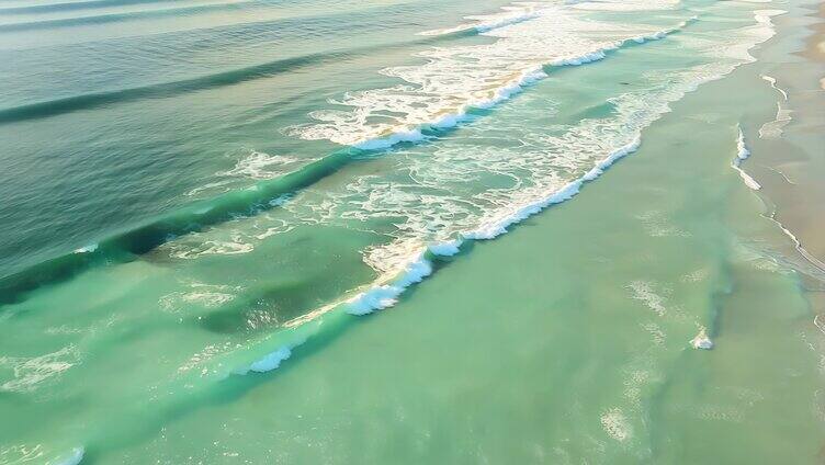 淡绿色的海水海滩浪花