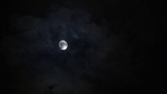 云层遮住月亮乌云穿过月亮月黑风高 